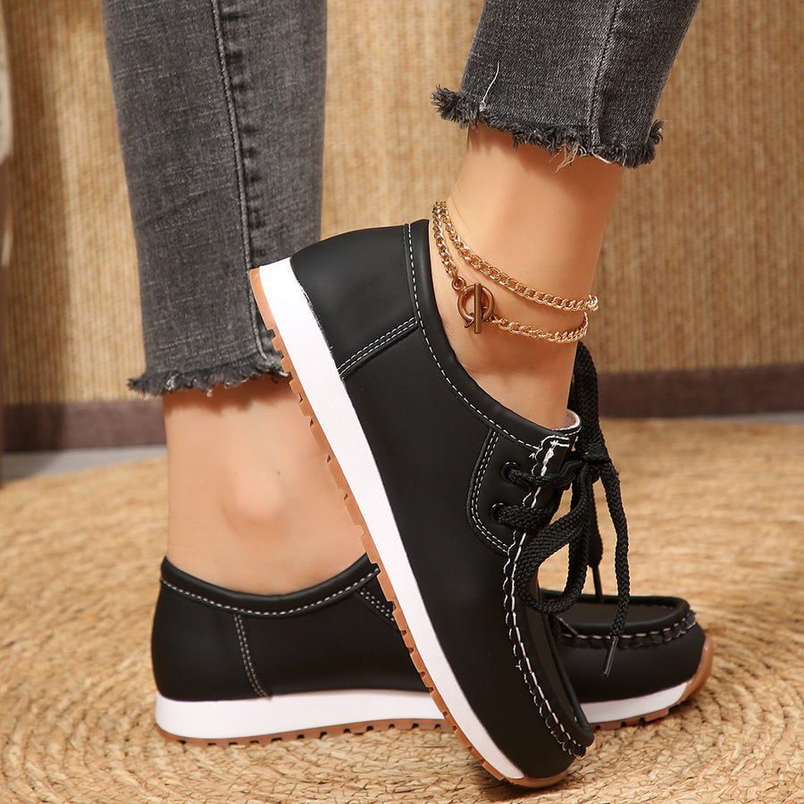 sneakers in black featuring round toe and regular fit