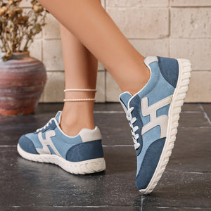sneakers in Blue with color-block and round toe