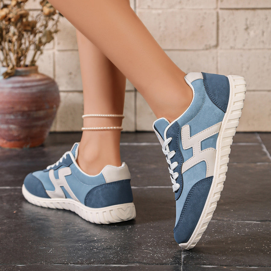 sneakers in Blue with color-block and round toe