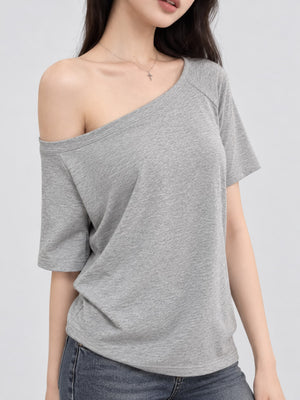 White t-shirt with relaxed fit and short sleeve