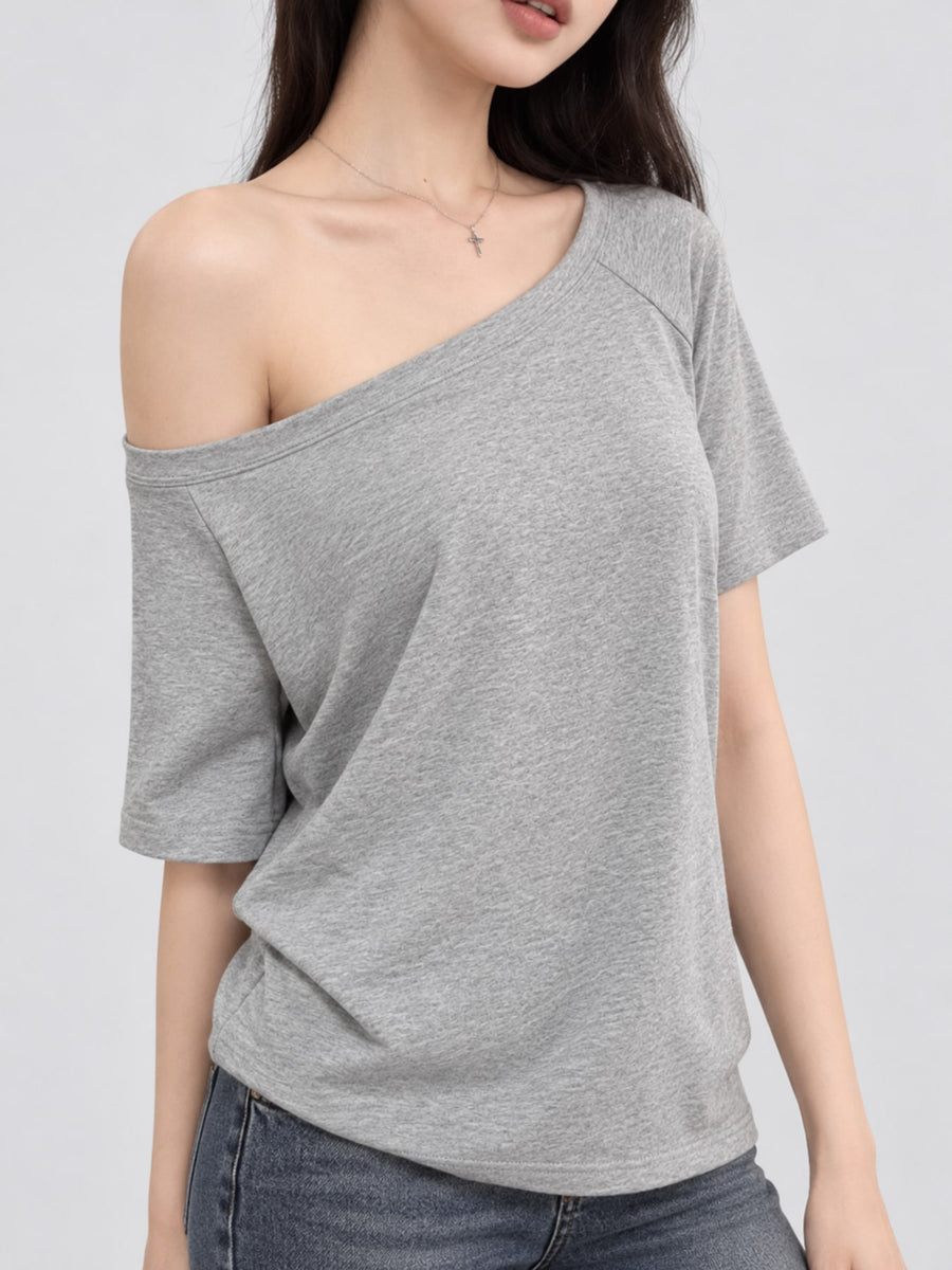 White t-shirt with relaxed fit and short sleeve