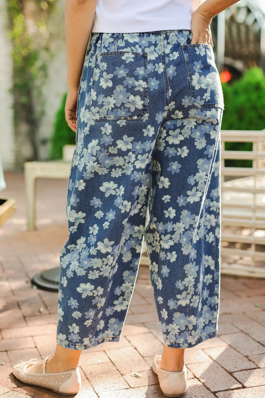 Floral drawstring barrel jeans with pockets, cropped length, blue denim with white and light blue daisy print.