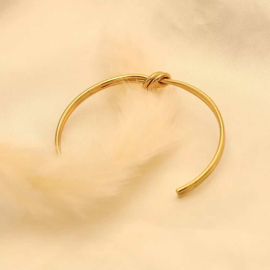 Gold with bracelet with knot detail 10