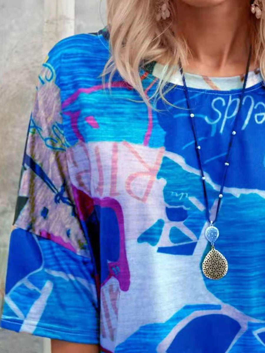 Casual t-shirt with brushstroke stripe pattern in blue and pink, crew neck, short sleeves.