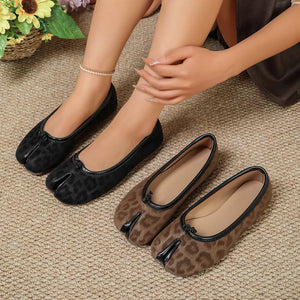 flats in black featuring split-toe and regular fit