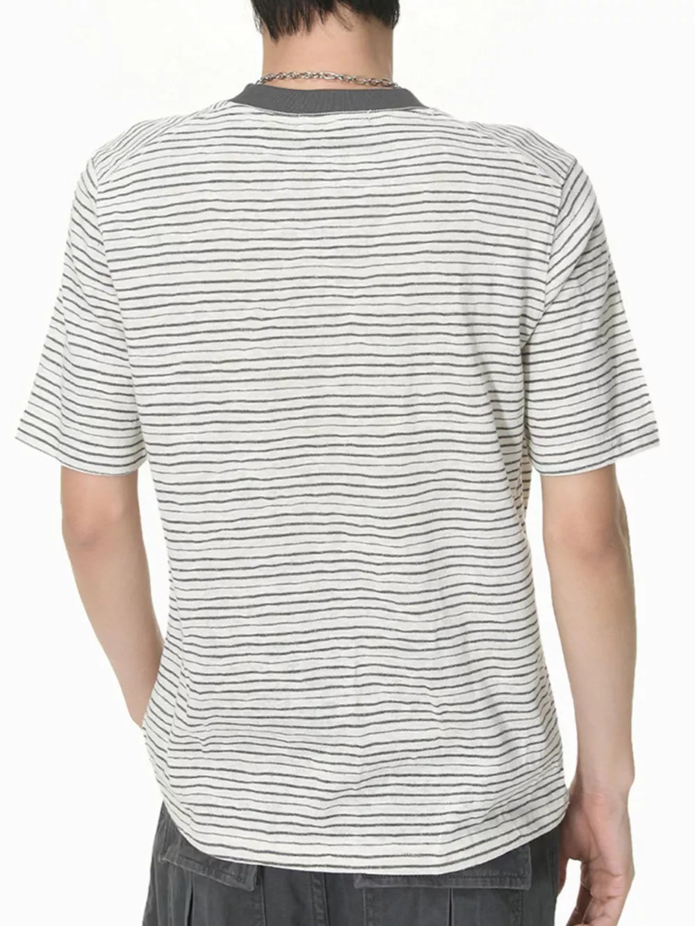 Essential striped crew neck t-shirt in white with black stripes, made of comfortable cotton.