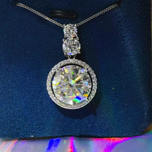 necklace in silver featuring moissanite stones and pendant necklace fit