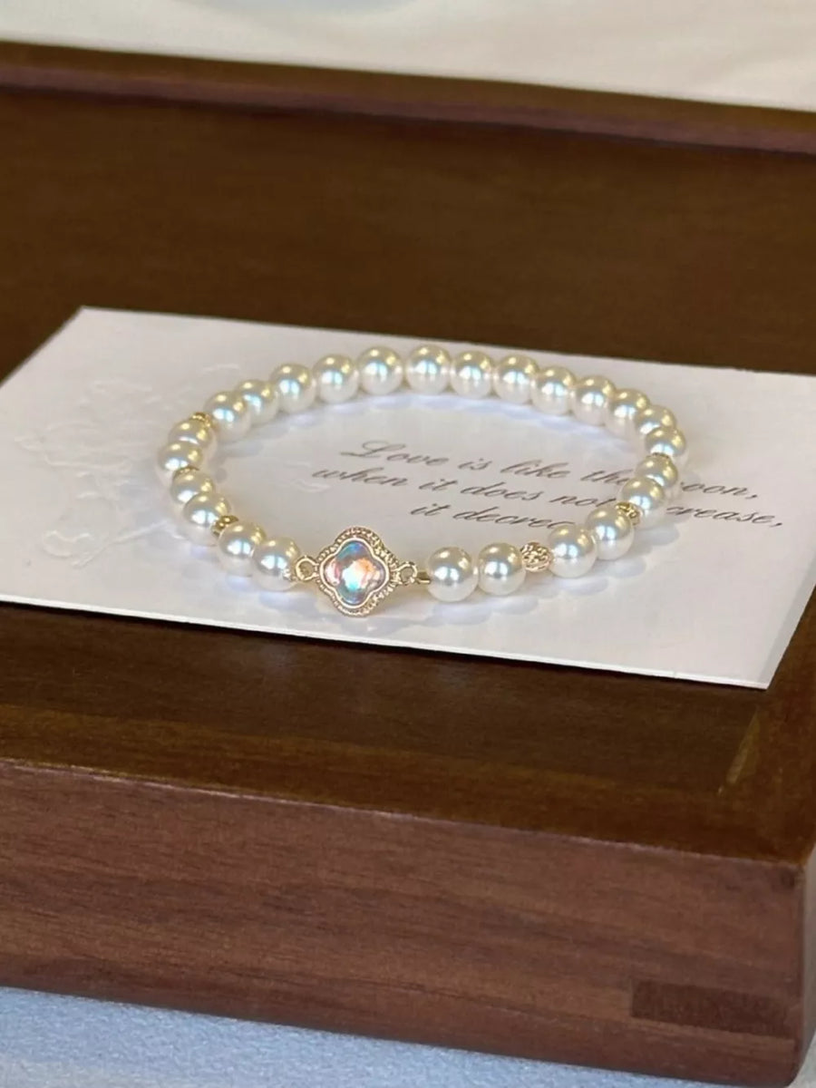 Synthetic Pearl,Alloy Care instructions: 1 bracelet in White with chain silhouette