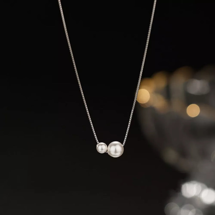 necklace in white with pearl accent and choker