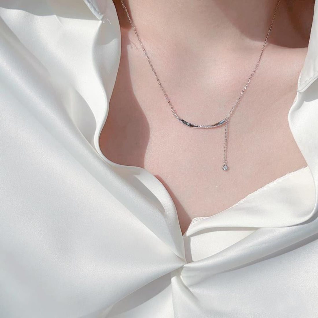necklace in silver featuring adjustable length and fitted fit