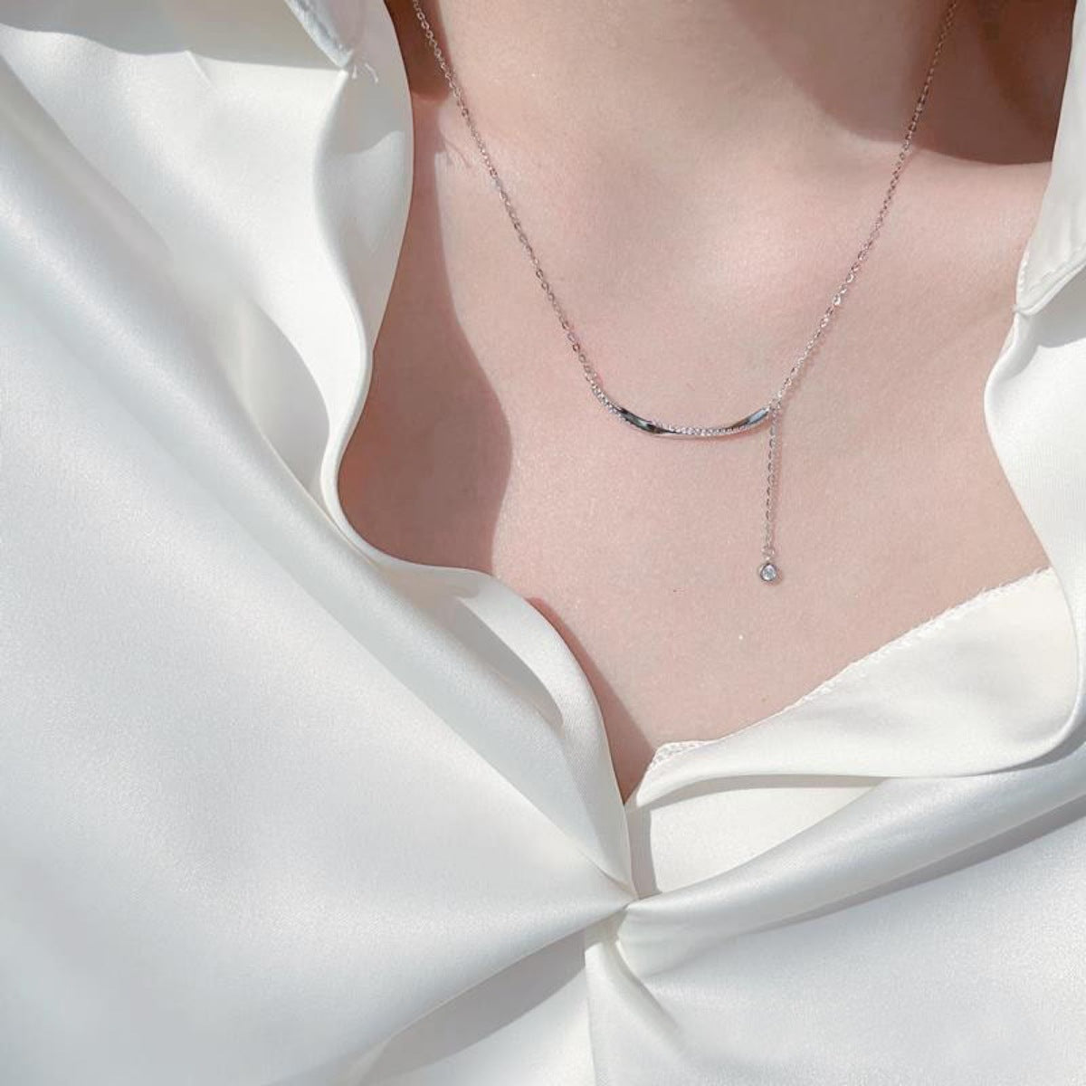 necklace in silver featuring adjustable length and fitted fit
