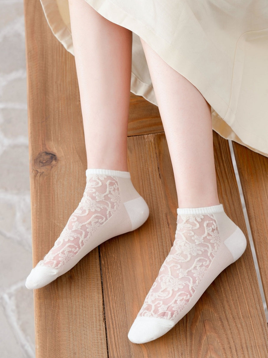 socks in cream featuring lace detail and fitted fit