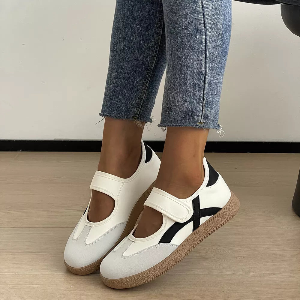 Round Toe Slip-on Flats in Black