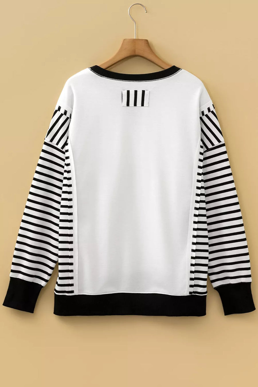 athleisure sweatshirt in Black with crew neck