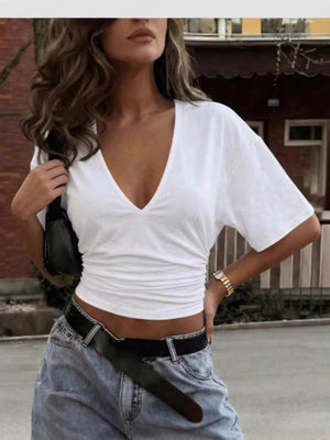 t-shirt in white featuring ruched and fitted fit