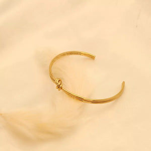 gold with bracelet with knot detail 9