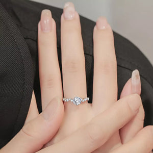 1 Carat 925 Sterling Silver Moissanite Ring in silver with moissanite gemstone