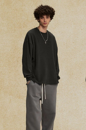 Oversized drop shoulder crewneck sweatshirt in black with a crew neckline and long sleeves.