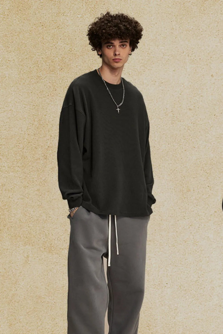 Oversized drop shoulder crewneck sweatshirt in black with a crew neckline and long sleeves.