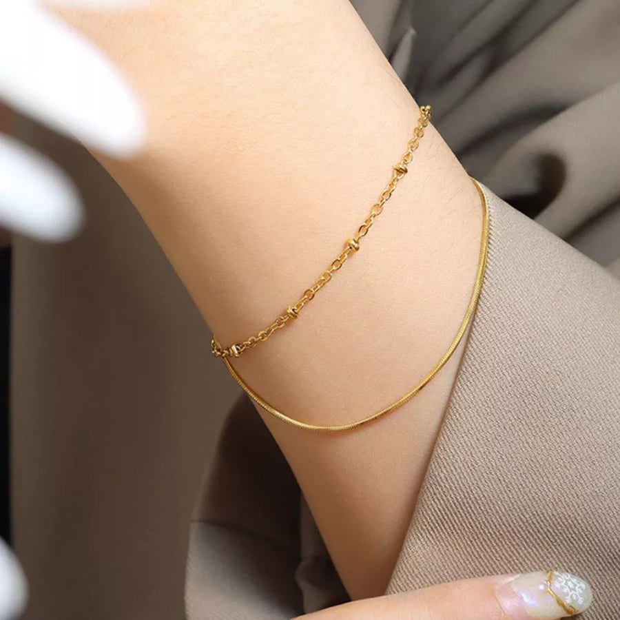 bracelet in gold featuring double layered and regular fit