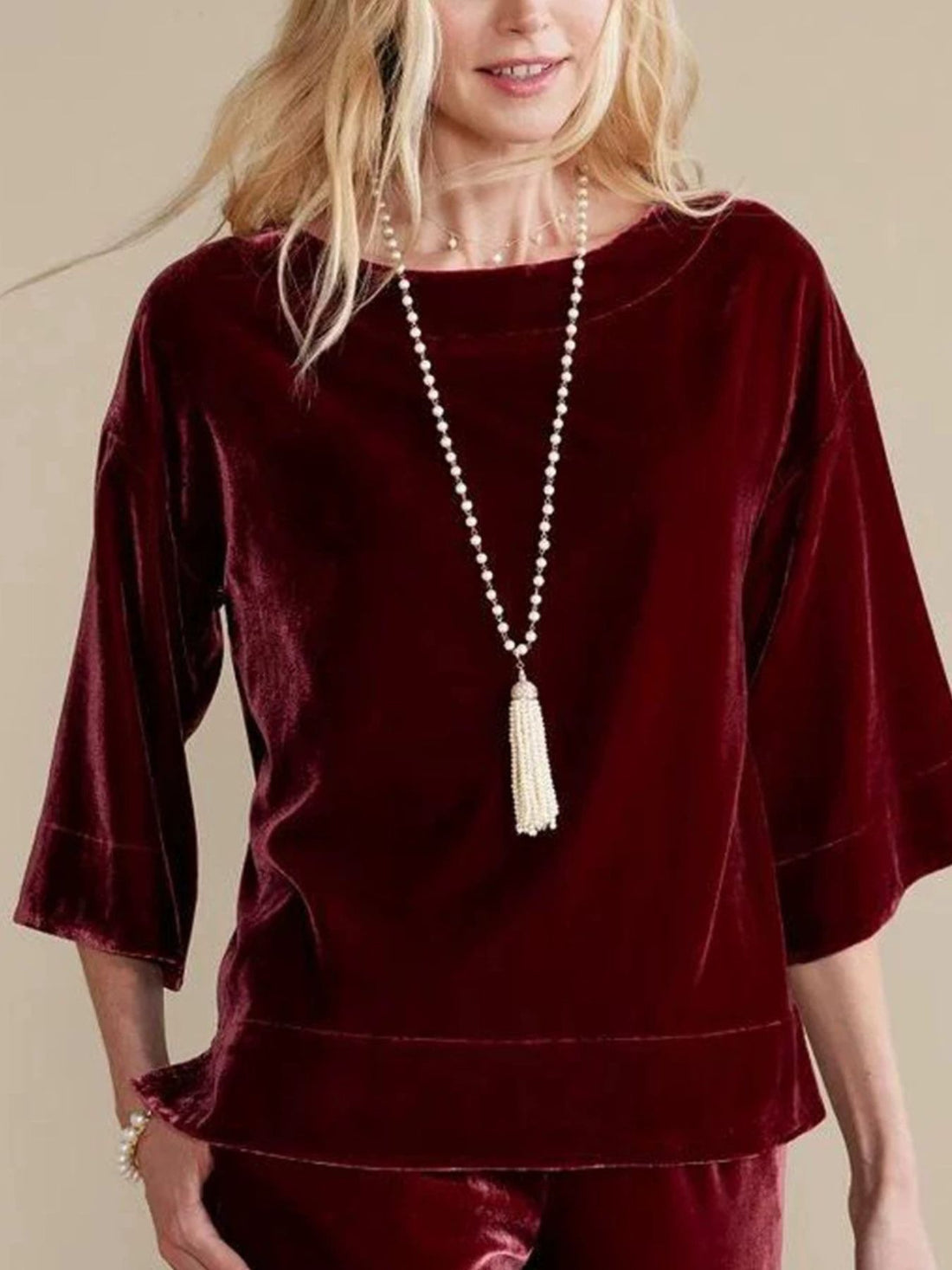 t-shirt in burgundy featuring stretch and relaxed fit
