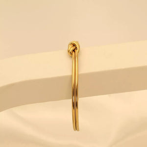 Gold with bracelet with knot detail 8
