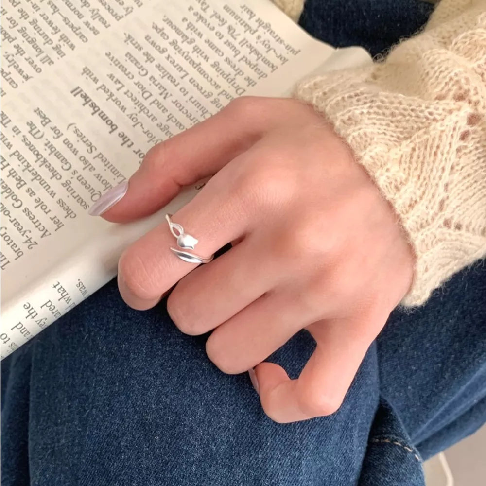 ring in silver featuring bypass design and fitted fit