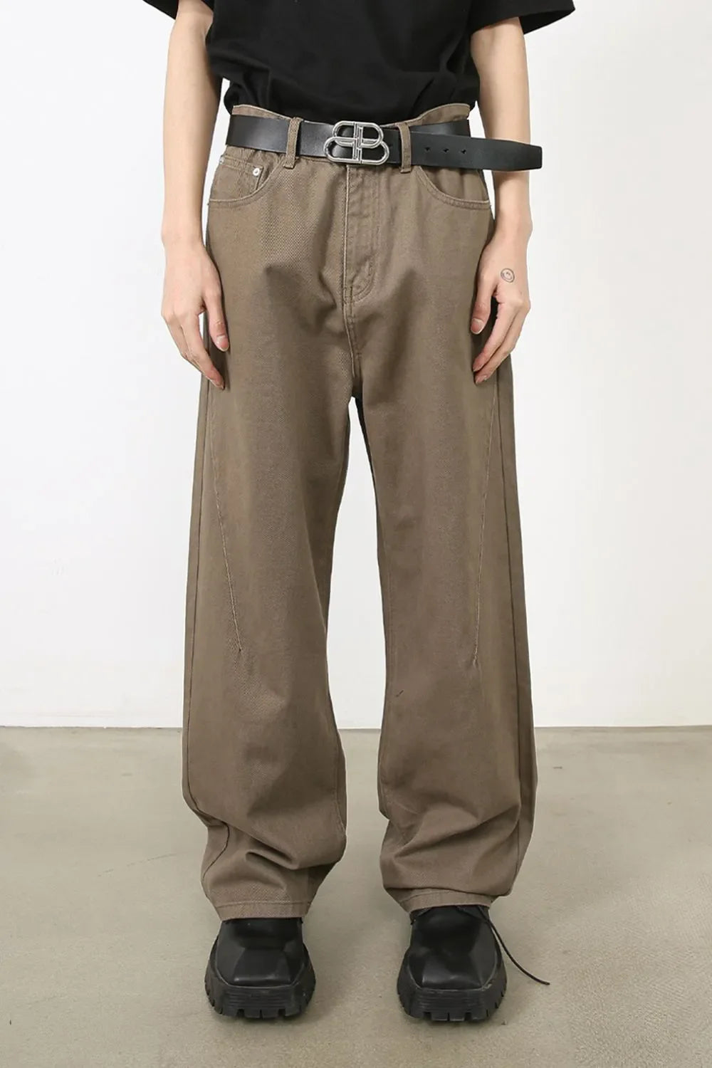 Relaxed carpenter denim trousers in taupe with a wide leg and utility stitching.