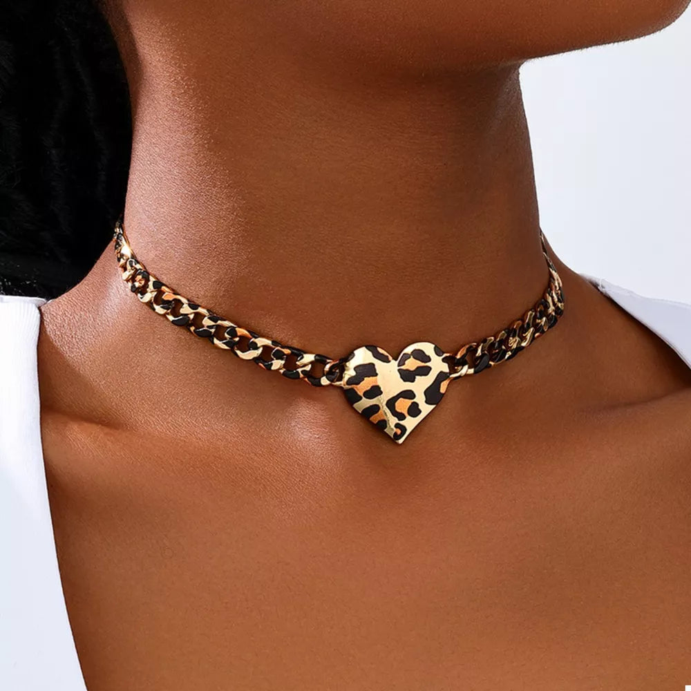 necklace in gold featuring heart pendant and fitted fit