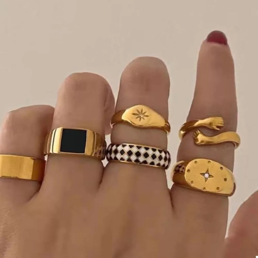 ring in black with geometric and gold-plated