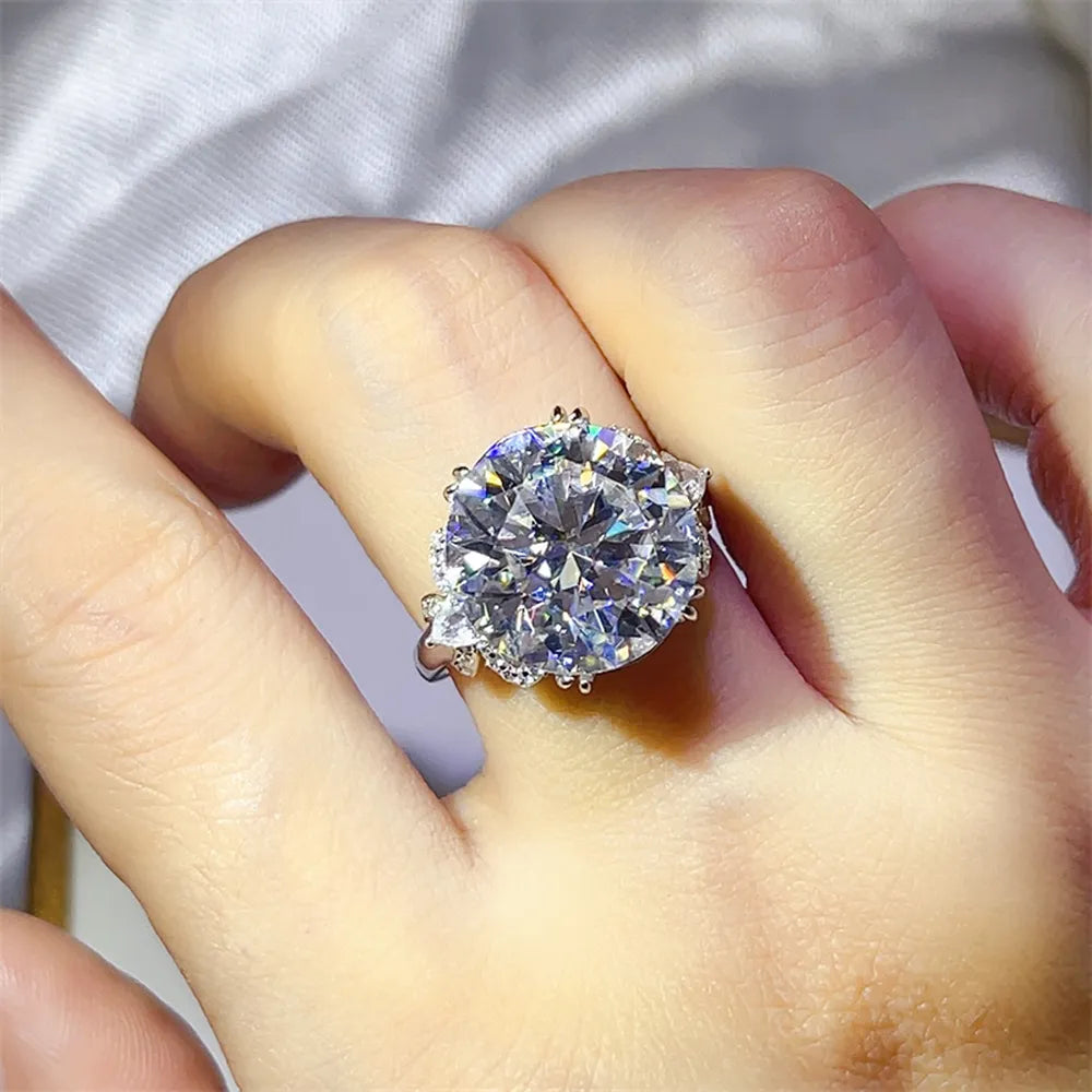 ring in silver featuring 10 carat moissanite and fitted fit