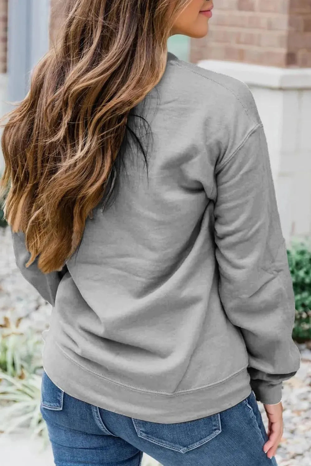 Gray crewneck sweatshirt with long sleeves and a relaxed fit.