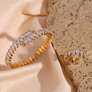jewelry set in gold