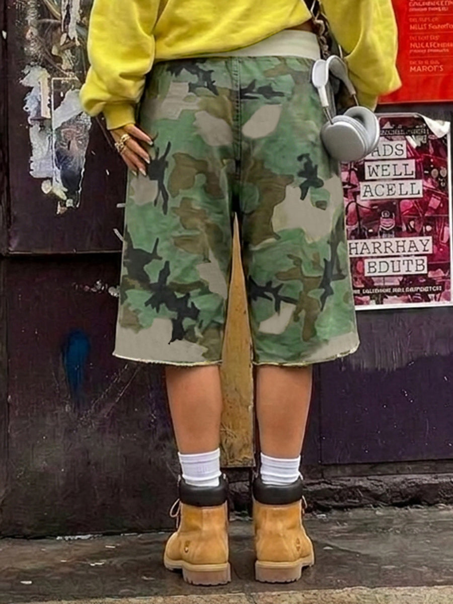 bermuda shorts in olive green with camo and raw hem