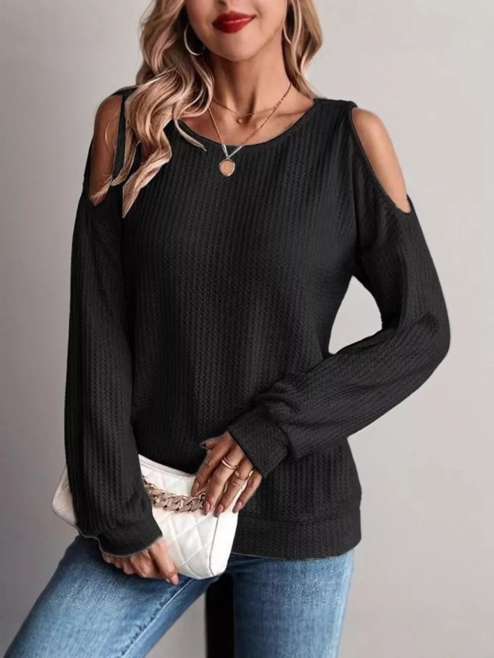 t-shirt in black featuring waffle-knit and relaxed fit