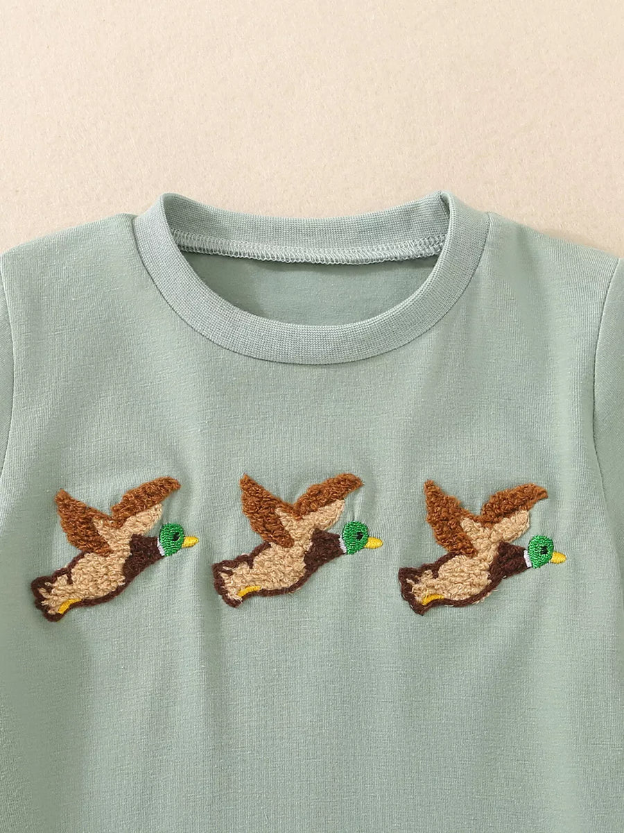 Baby set in light green cotton with three embroidered flying ducks.