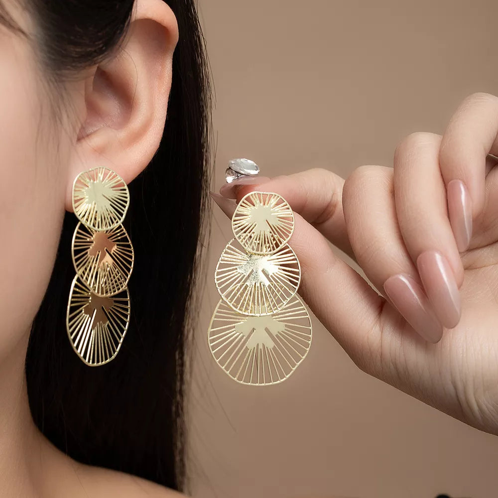 earrings in gold featuring drop earrings and straight fit