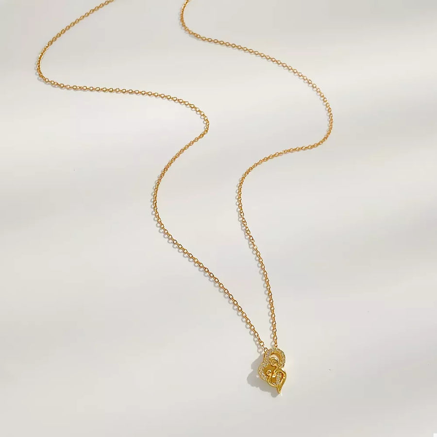 necklace in Gold with pendant and collarbone length