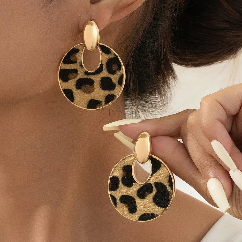 earrings in gold featuring dangle and dangle fit