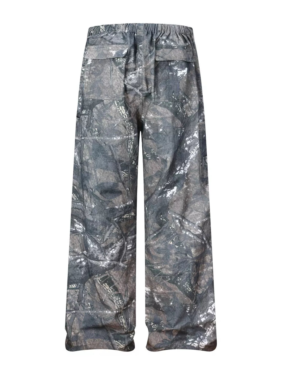 Men's camouflage cargo sweatpants with multiple pockets and elastic waistband.