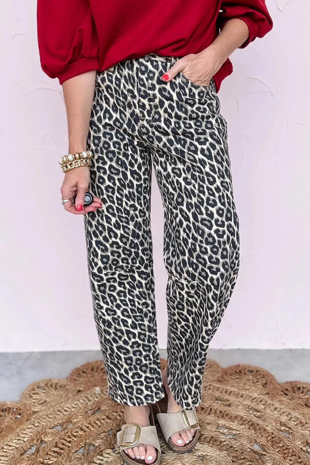 Chic cropped leopard print denim jeans with a relaxed fit.
