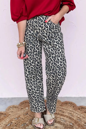 Chic cropped leopard print denim jeans with a relaxed fit.