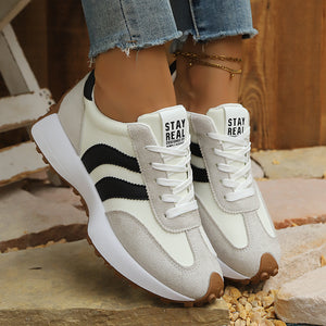 sneakers in Green with striped and round toe