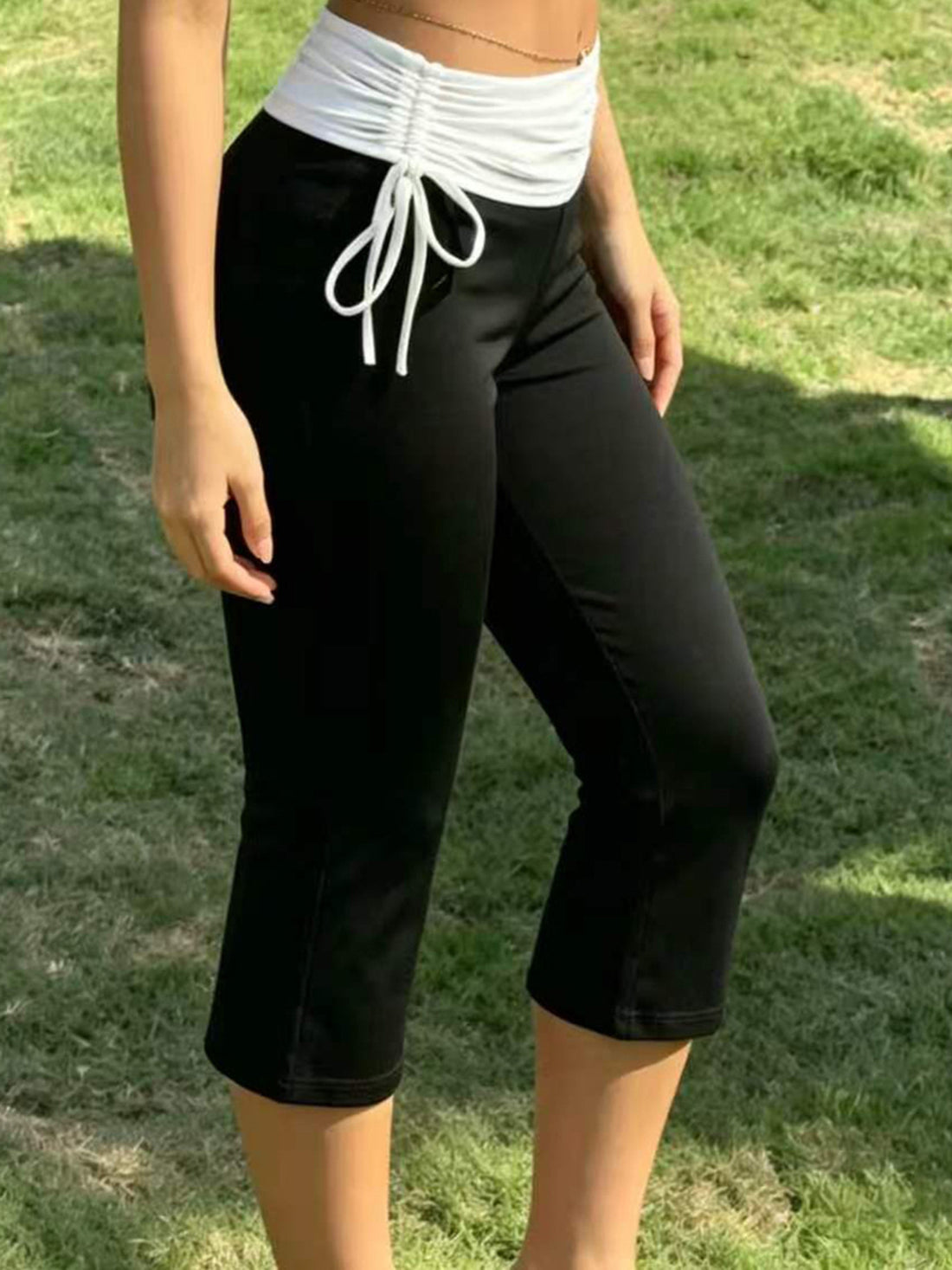 capri pants in black featuring ruched and slim fit