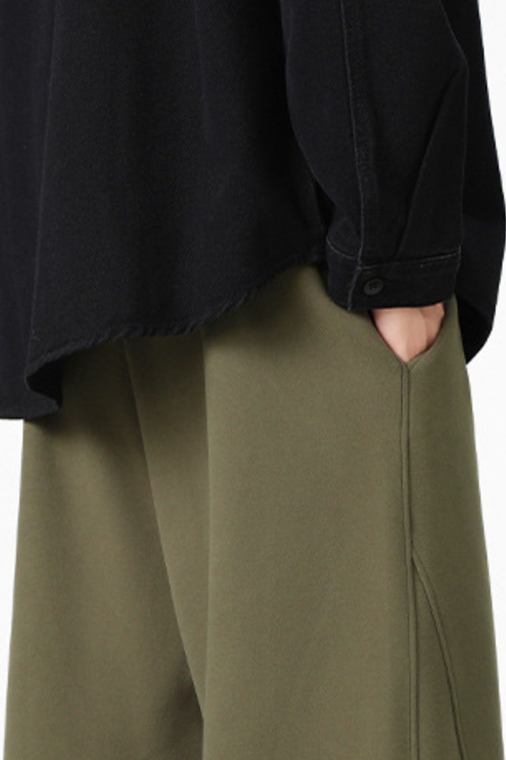 Relaxed wide-leg sweatpants in army green with drawstring and pockets.