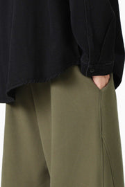 Relaxed wide-leg sweatpants in army green with drawstring and pockets.