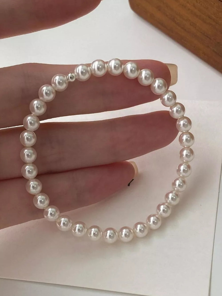 Lustrous pearl beaded bracelet with a small silver accent bead.