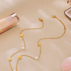 necklace in Gold with floral and flower charm