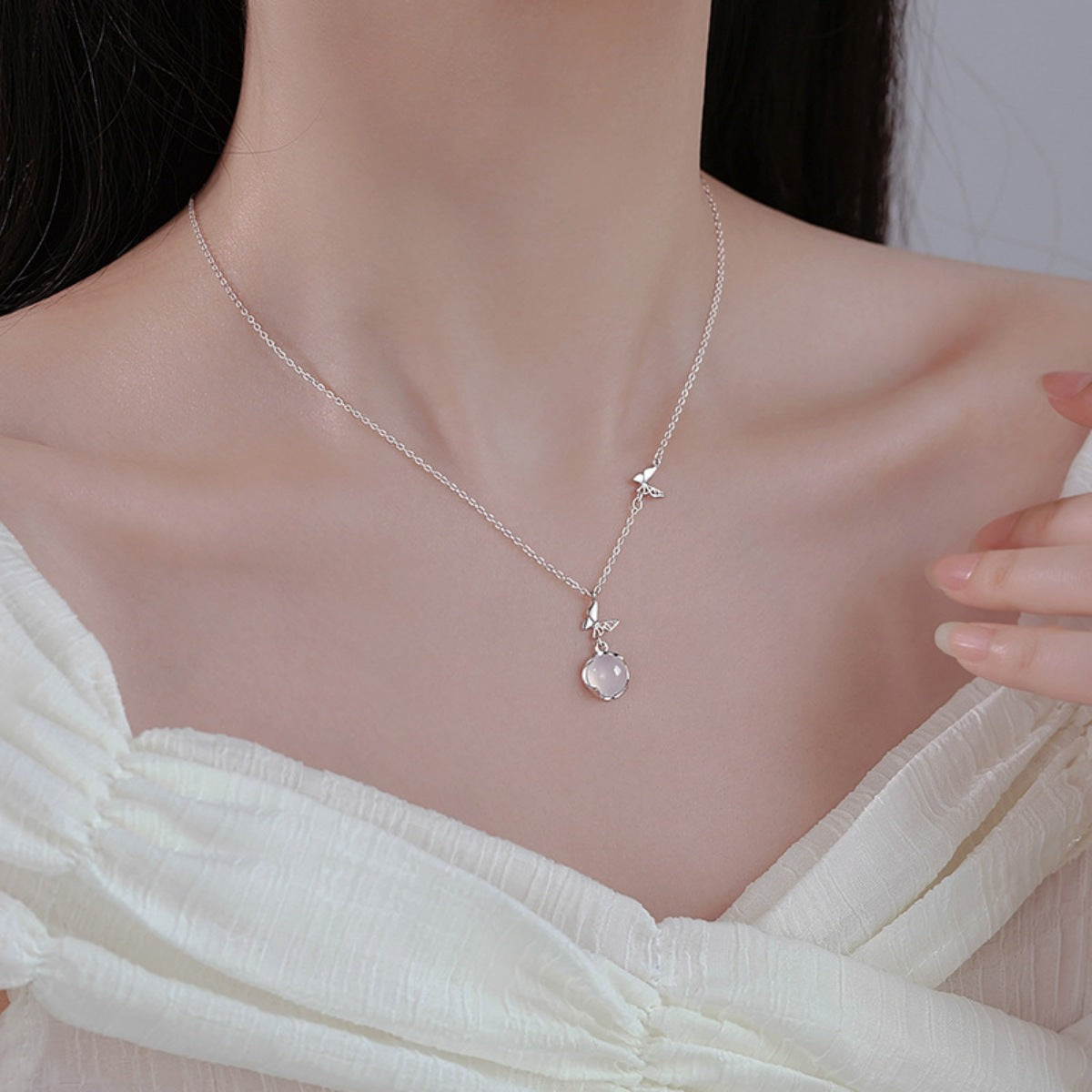 necklace in silver featuring pendant and straight fit