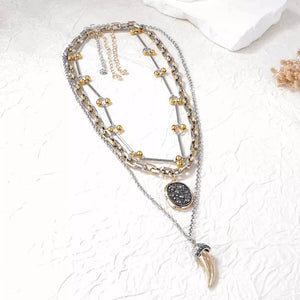 Gold necklace with neck-length and hook-and-eye